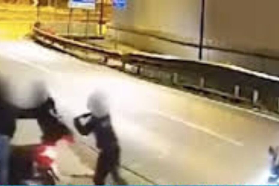 Napoli rapina ragazzo accoltellato