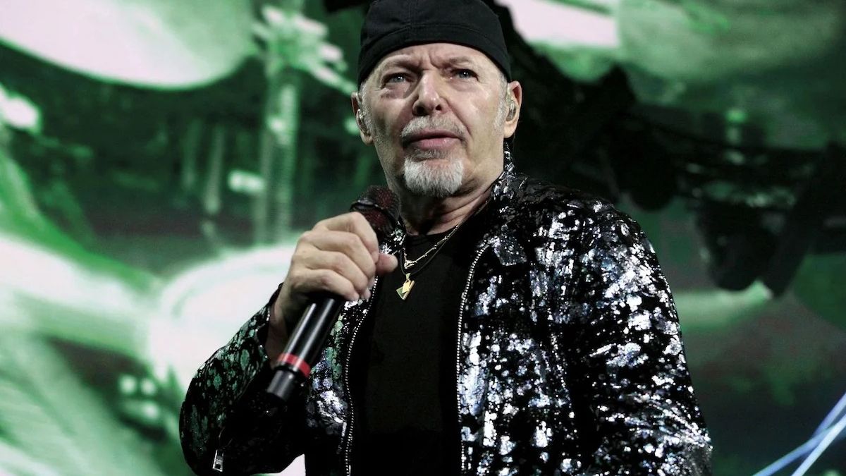 Vasco Rossi sputato strada