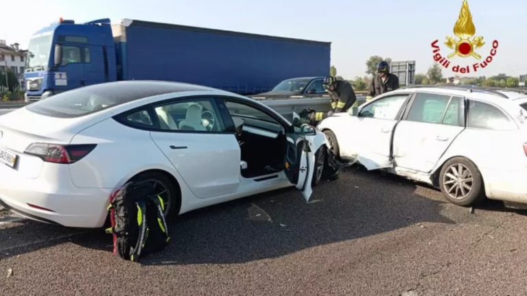 Padova, scontro tra tir e auto sull'A4: otto feriti e lunghe code