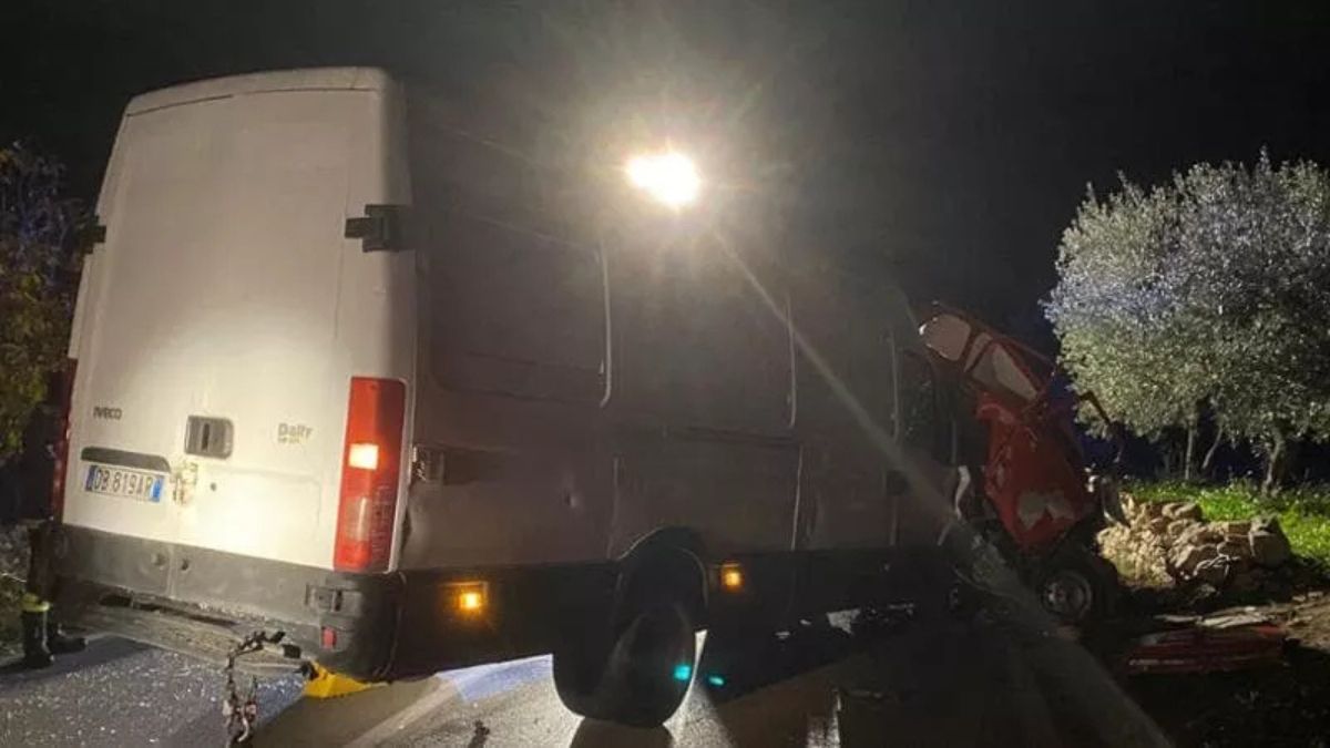 Scontro tra auto e un furgone nel Barese: ci sono due morti e due feriti