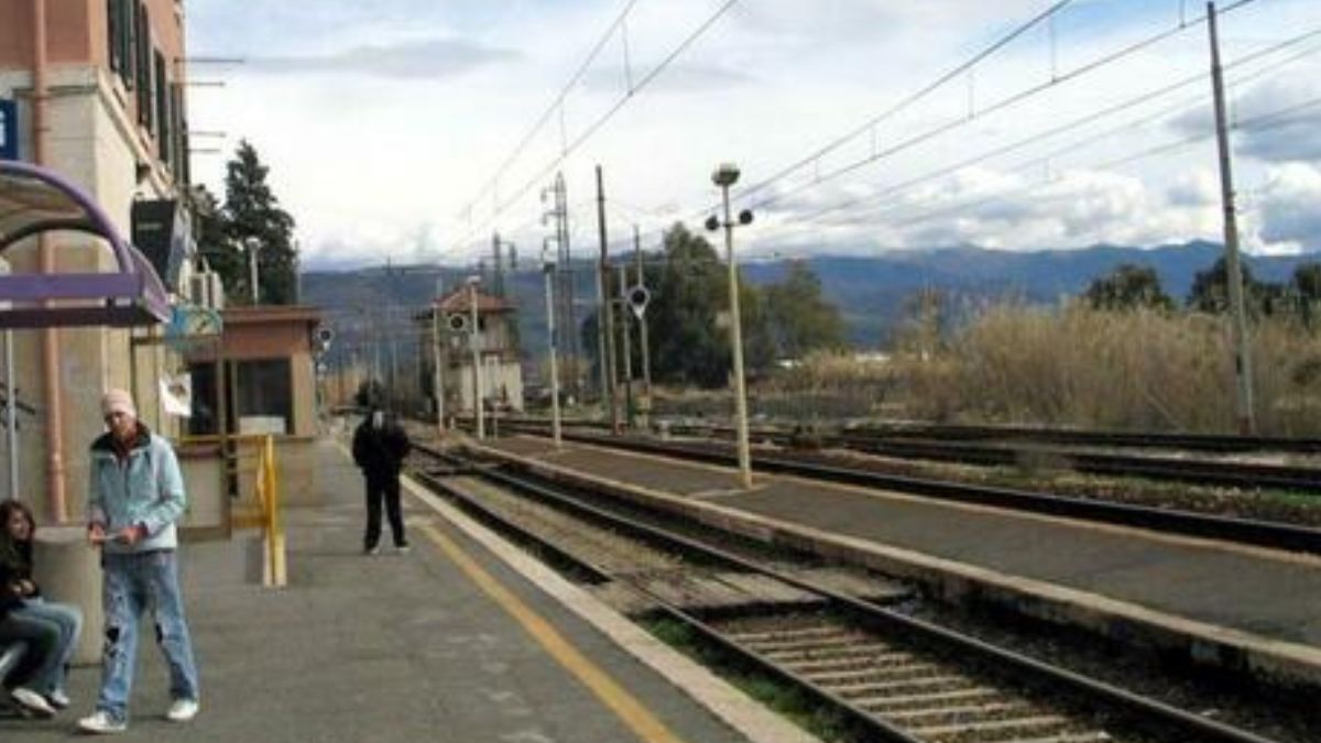 Tivoli violenta 16enne stazione