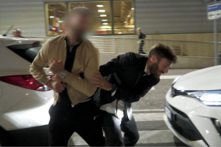 inviato Iene calci tassista
