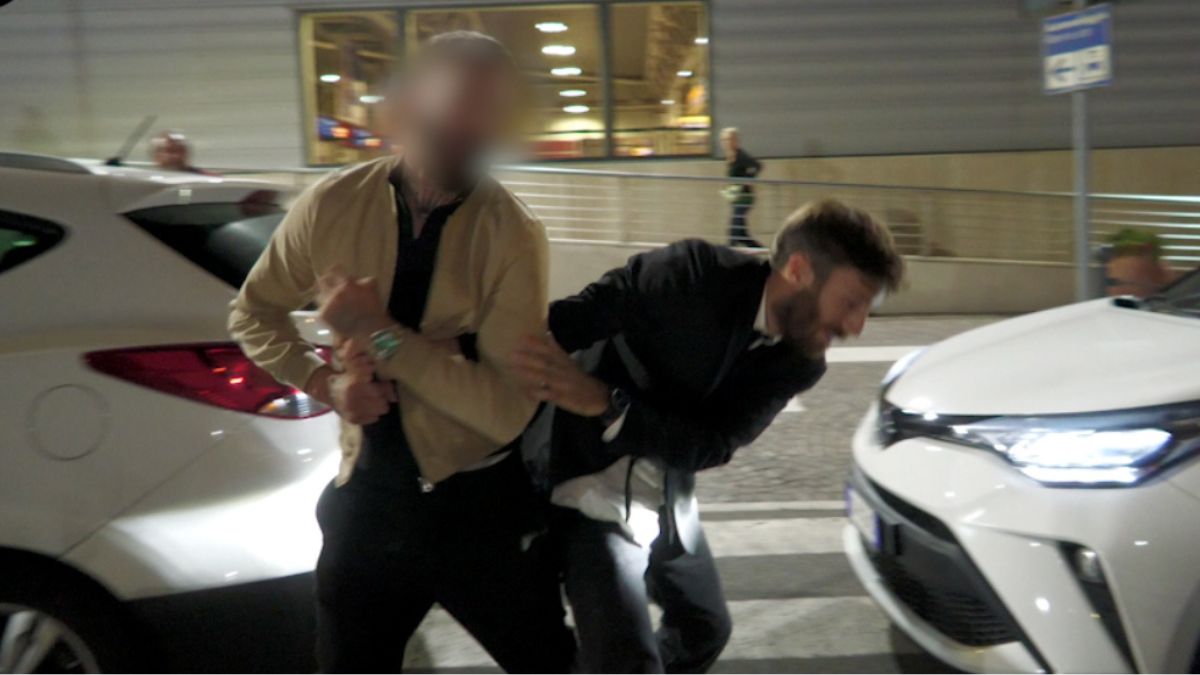 inviato Iene calci tassista