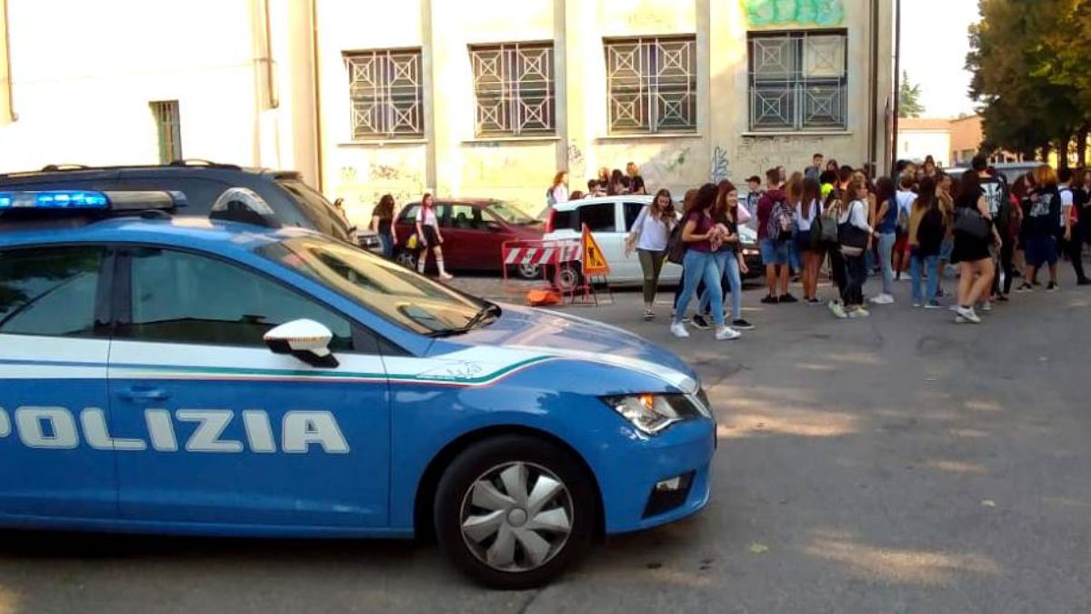 Parma picchiato ripreso cellulare