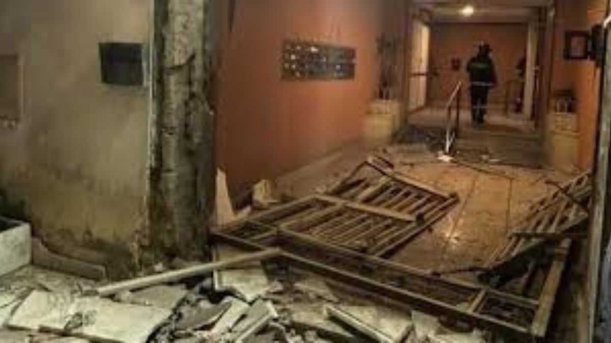 Napoli bomba palazzo boss