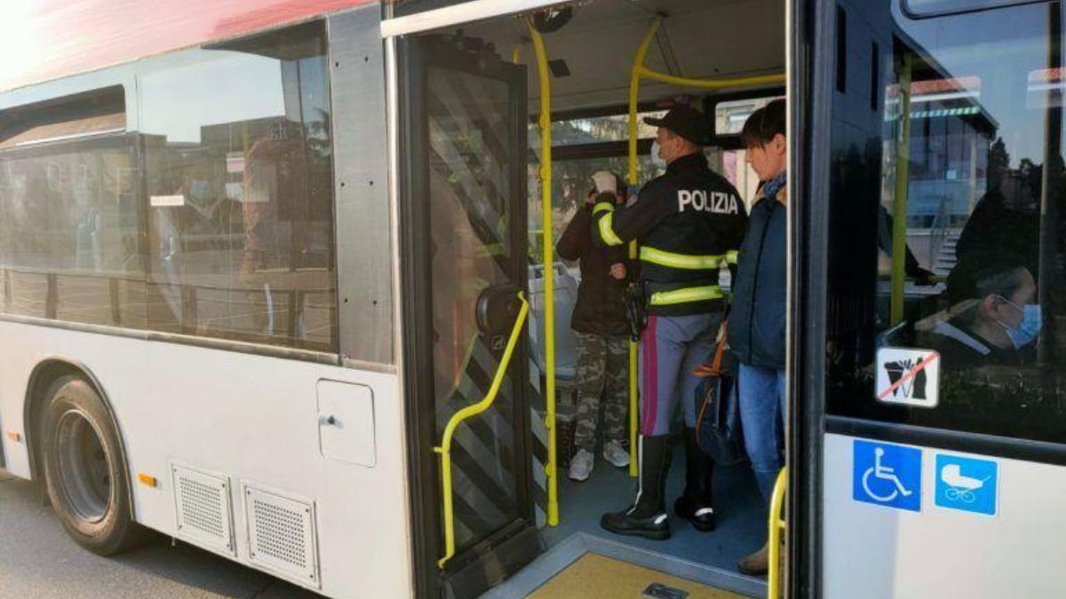 Brescia autobus coltello conducente