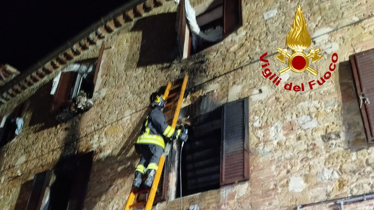 Montalcino incendio palazzo cani