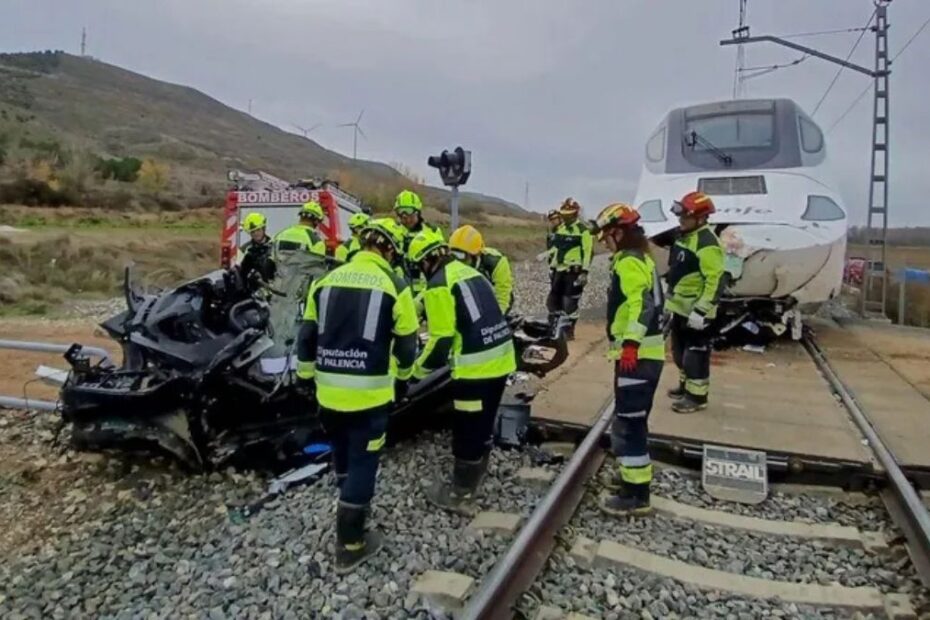 Spagna treno travolge auto