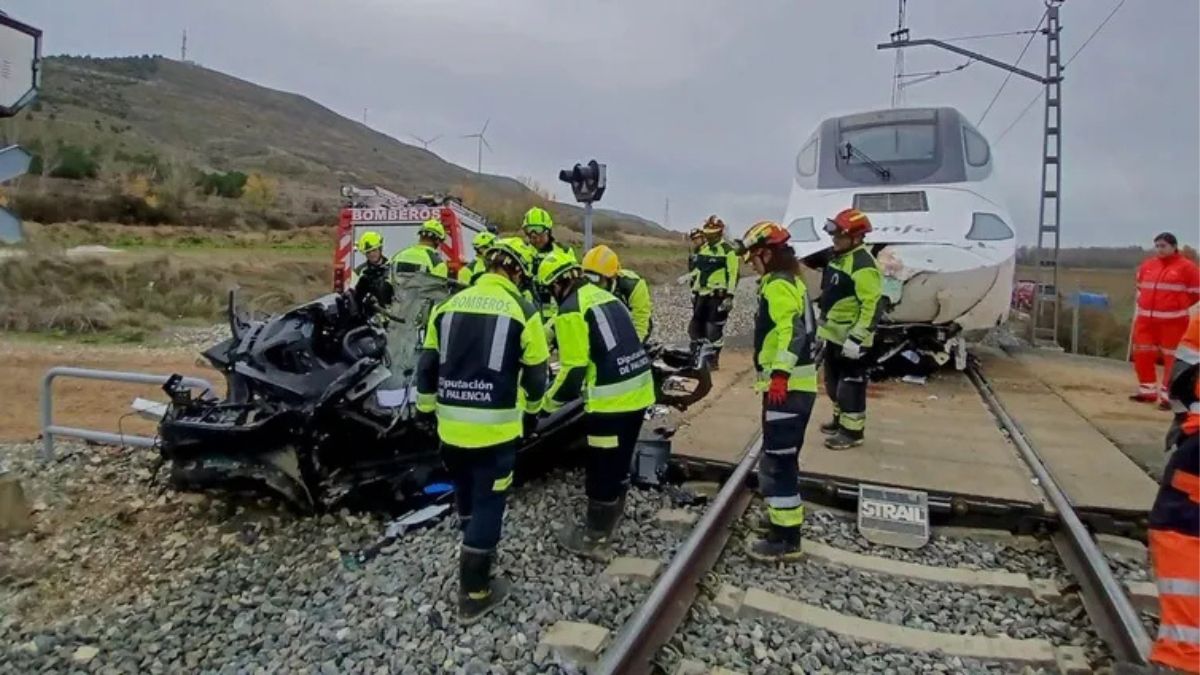 Spagna treno travolge auto