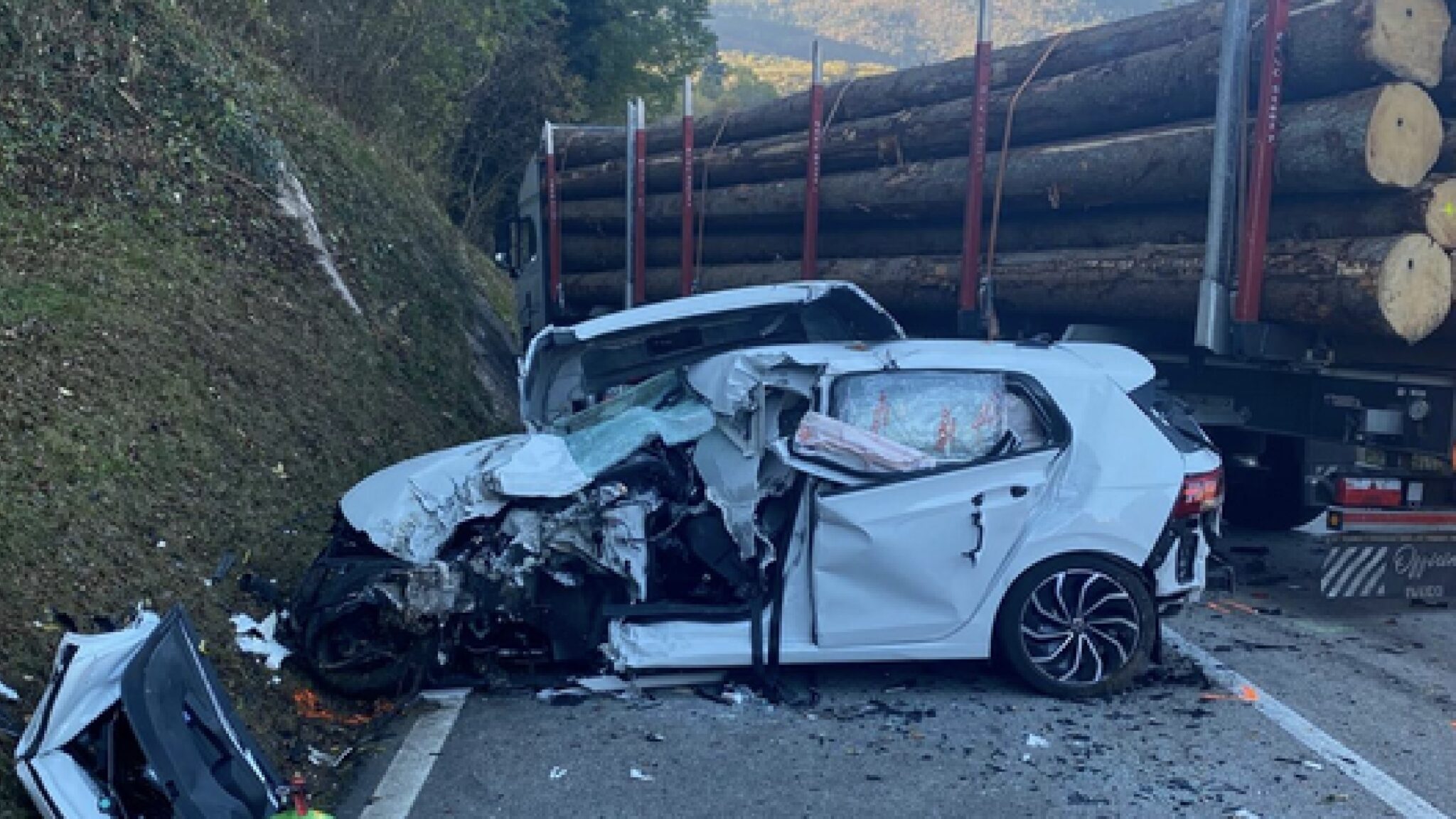 Trento, scontro tra un Tir carico di tronchi e due auto: ci sono feriti ...