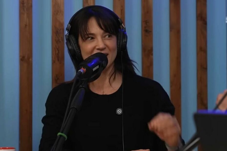 Asia Argento alieni pancia