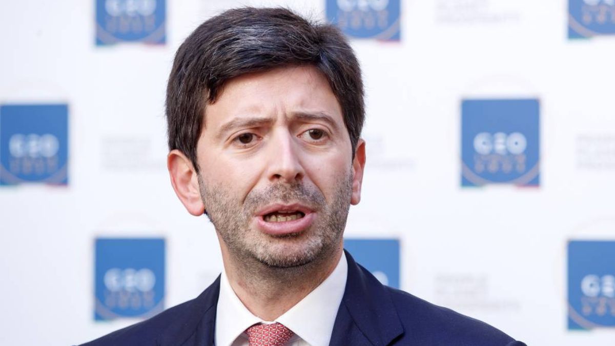 Roberto Speranza locale vandalizzato
