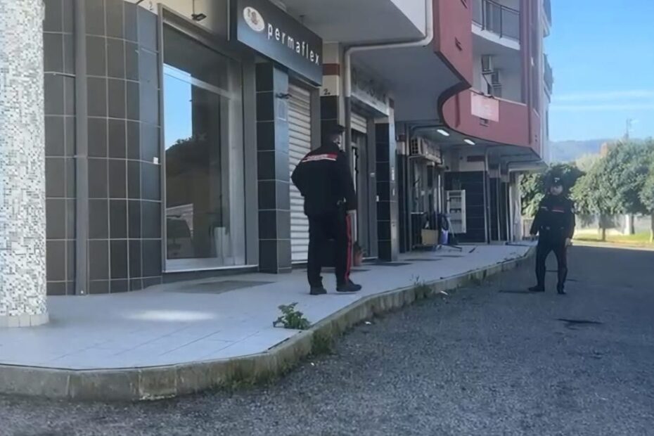 Cosenza bimba cade illesa