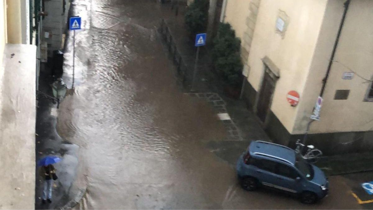 Firenze bomba acqua via Romana