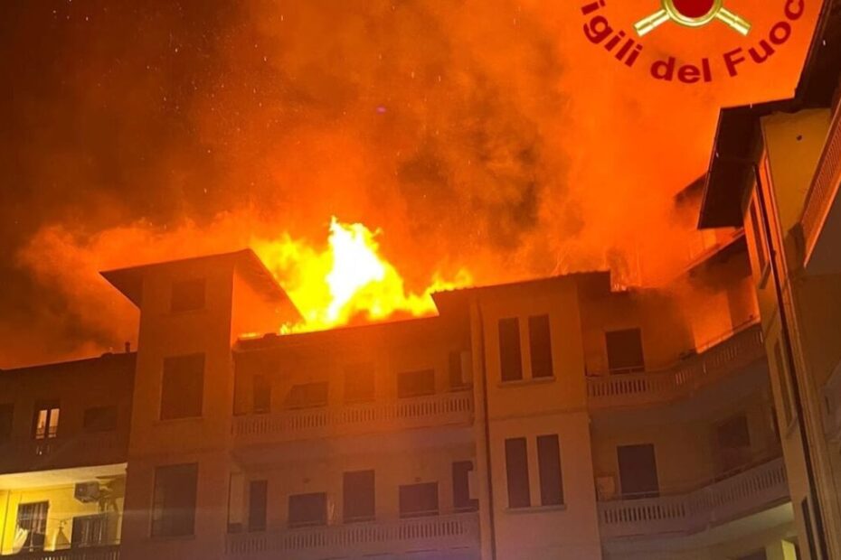 Milano incendio palazzo Corsico