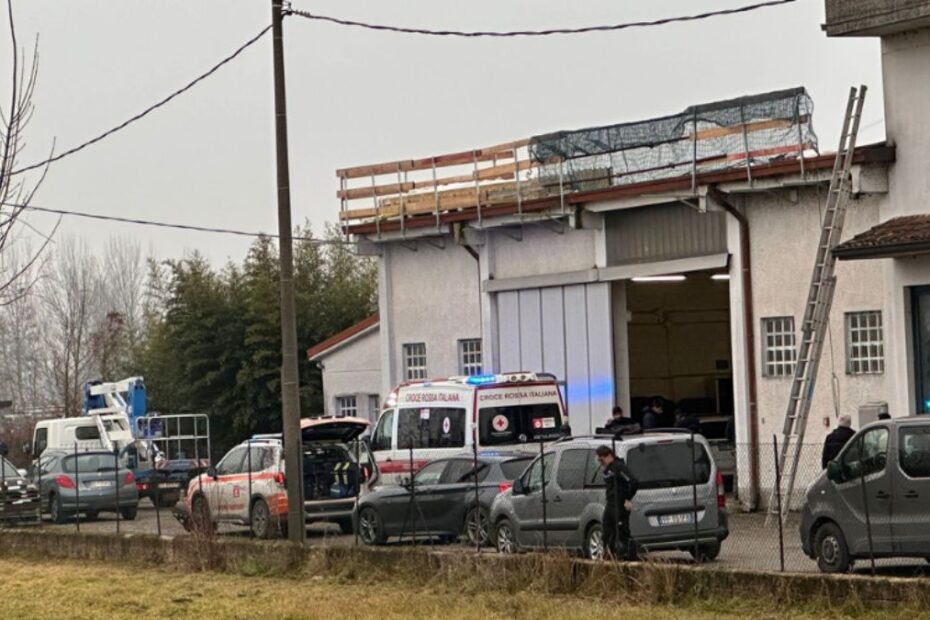 cade tetto morto operaio