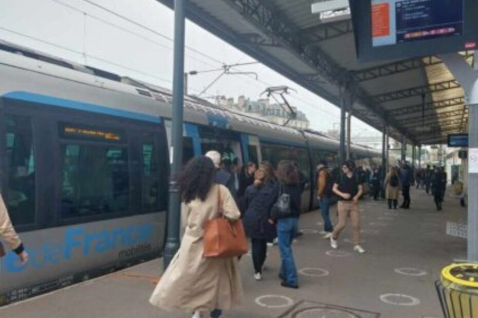 Parigi accoltellare passanti metropolitana