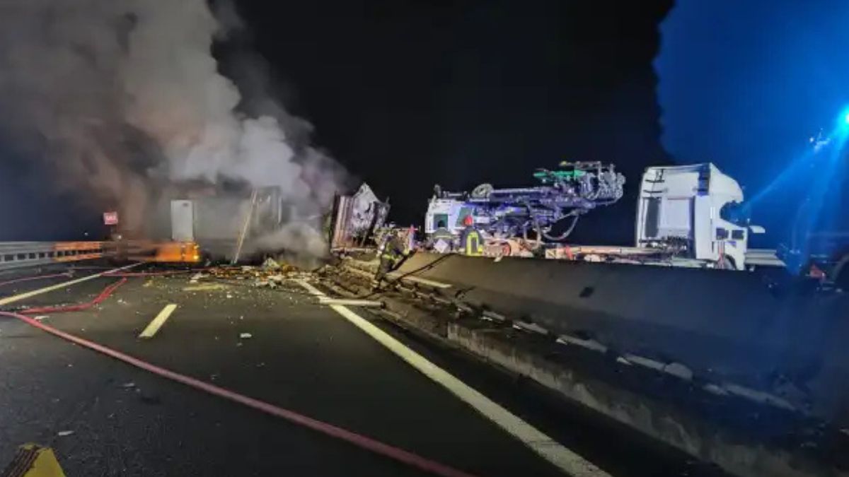 Incidente sull’autostrada da Thesocialpost.it Incidente sull’autostrada A1 scontro fra tre camion uno invade la corsia opposta e si incendia