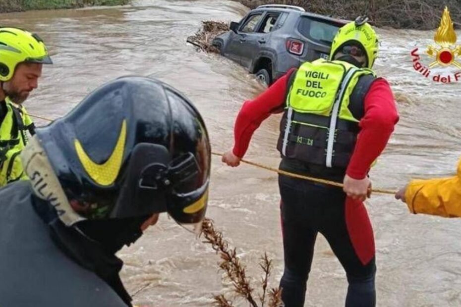 Grosseto auto bloccata fiume
