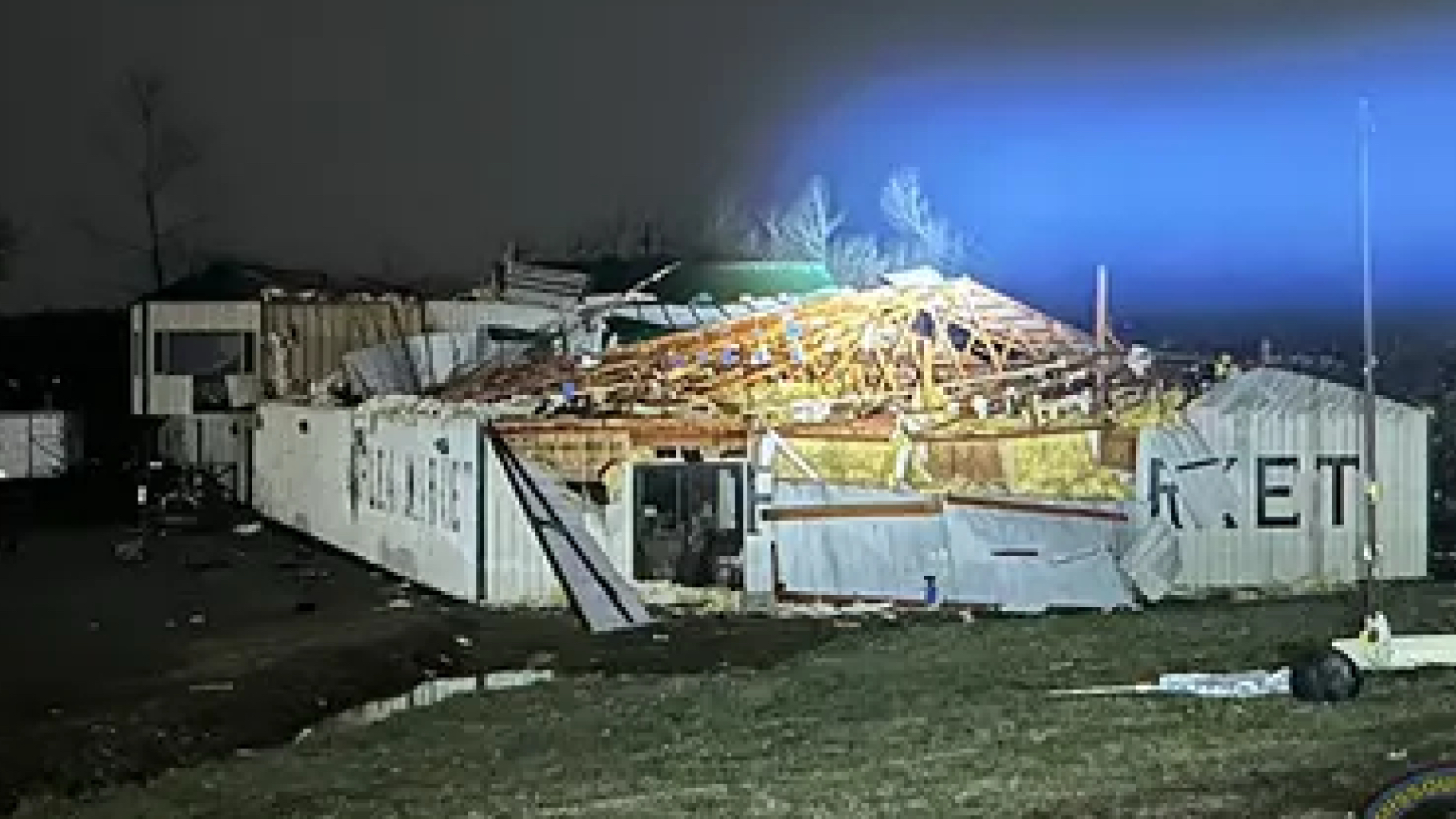 tempeste e tornado devastano gli stati uniti almeno 14 morti tra missouri e arkansas da Thesocialpost.it tempeste e tornado devastano gli stati uniti almeno 14 morti tra missouri e arkansas