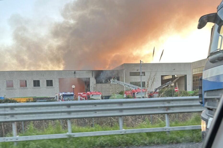 incendio Buccinasco tangenziale Milano