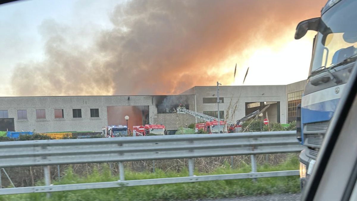 incendio Buccinasco tangenziale Milano