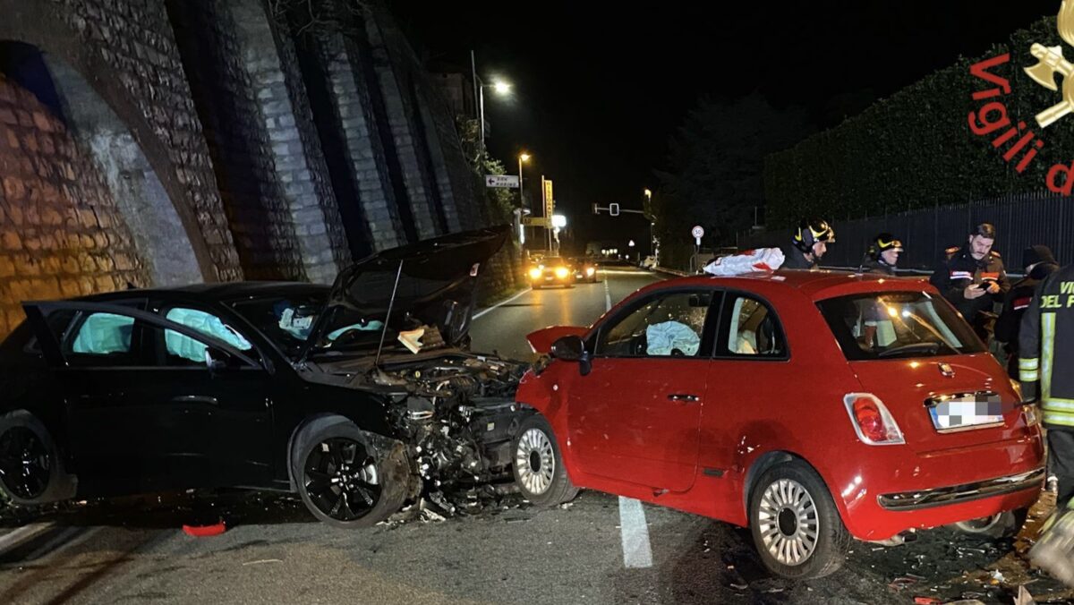 Como, incidente sulla Statale Regina: schianto frontale fra due auto