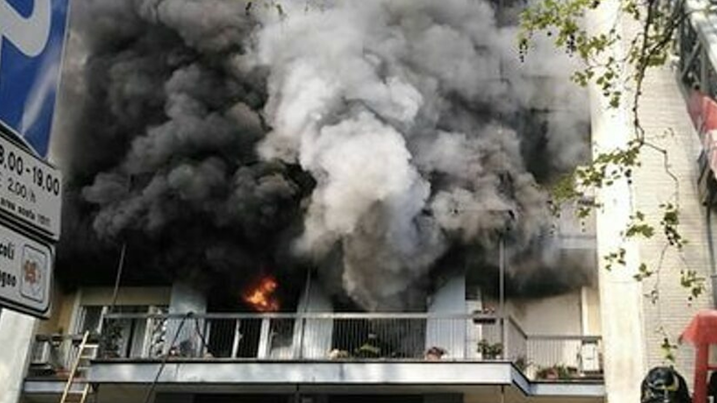 Incendio Milano da Thesocialpost.it incendio a milano abitanti si rifugiano sui balconi per scappare dal fumo