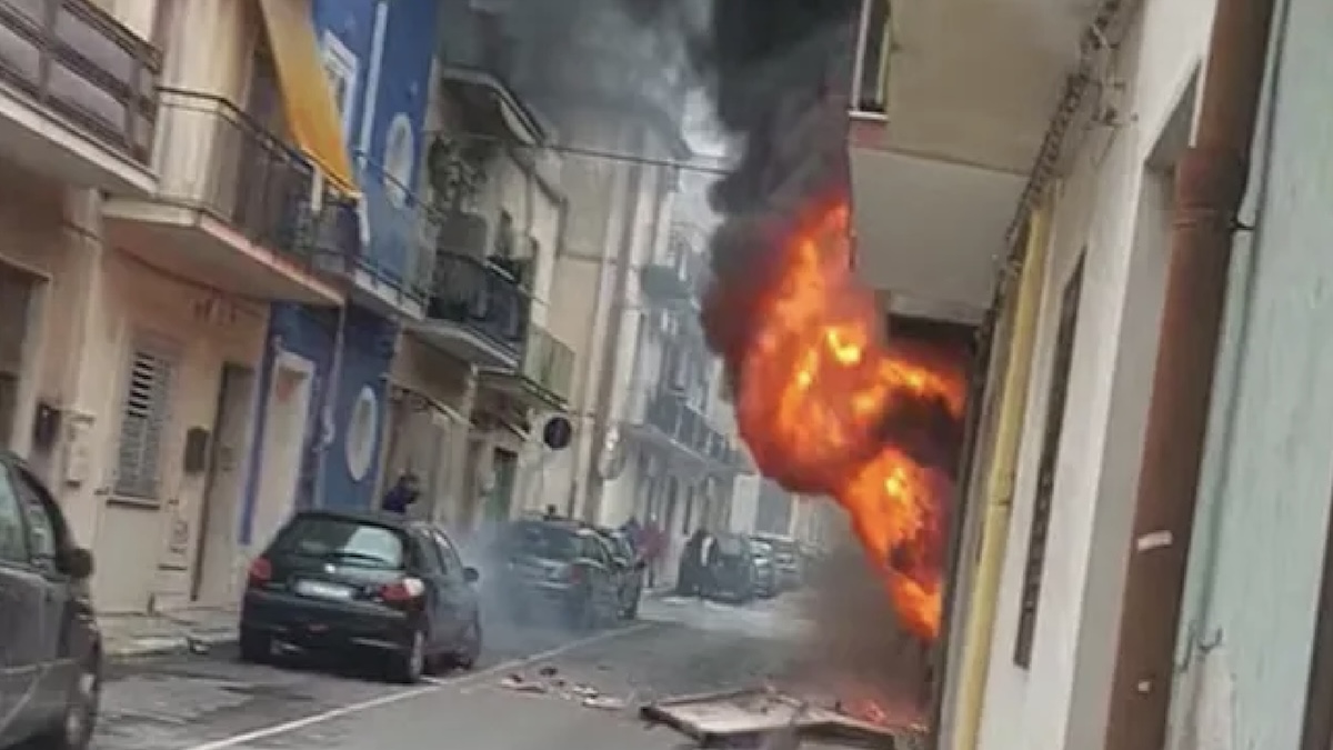 Incendio nel da Thesocialpost.it Incendio nel siracusano fiamme scatenate da un corto circuito | evacuati 2 edifici