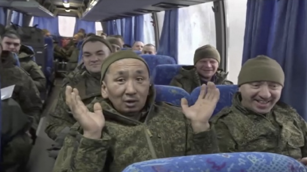 Mosca, maxi operazione conclusa: “Avvenuto lo scambio di 350 prigionieri con Kiev” Mosca, maxi operazione conclusa: “Avvenuto lo scambio di 350 prigionieri con Kiev”