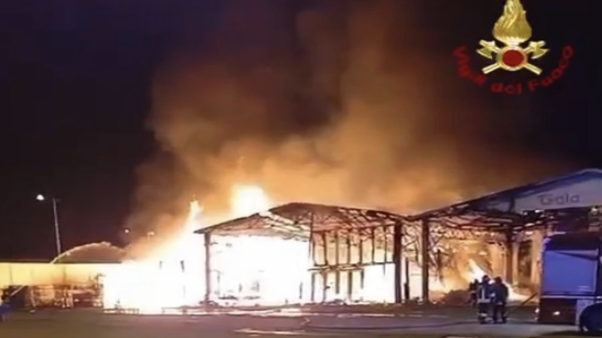 Milano, incendio all’Ortomercato: fiamme nella notte Milano, incendio all’Ortomercato: fiamme nella notte