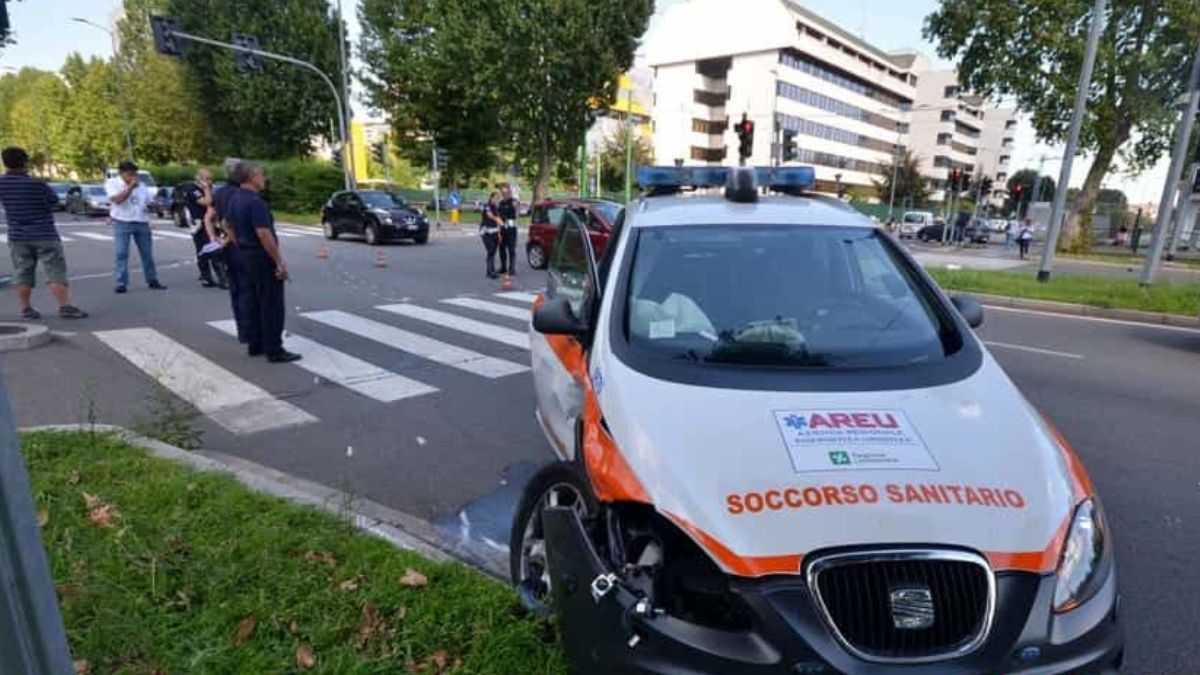 Incidente a Milano, scontro tra moto e automedica in emergenza: ferito un 51enne Incidente a Milano, scontro tra moto e automedica in emergenza: ferito un 51enne