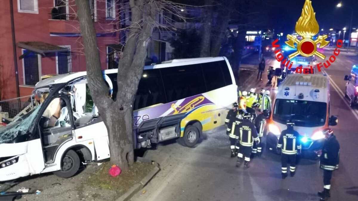 Terribile schianto da Thesocialpost.it Terribile schianto bus pieno di anziani va fuoristrada Situazione gravissima