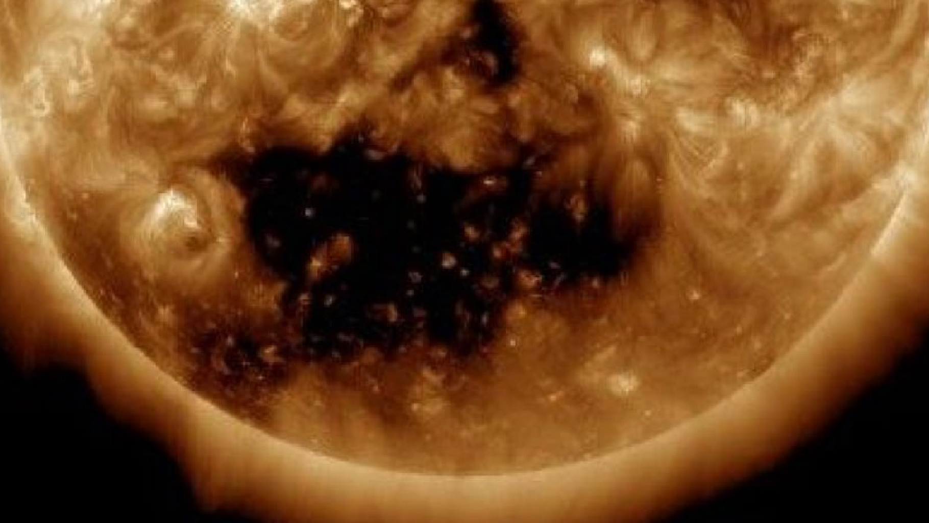Immenso “buco” sul Sole è rivolto verso la Terra: il plasma ci colpirà a Pasquetta