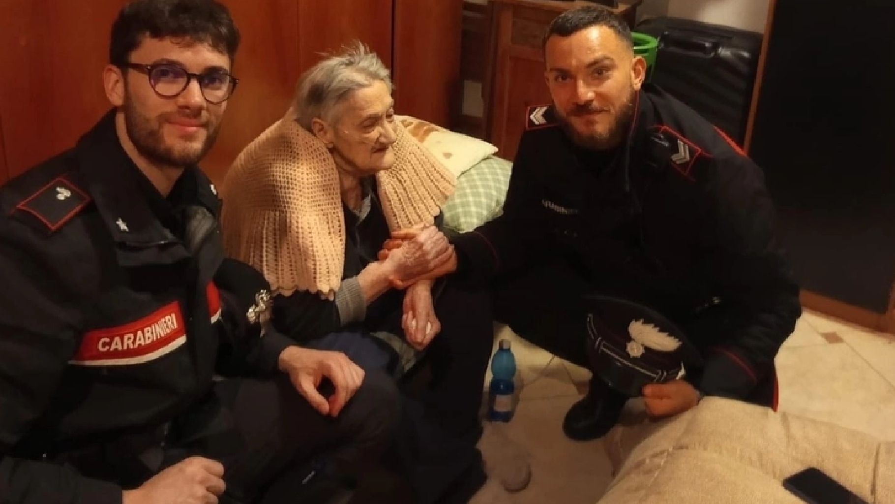 Pasqua di solitudine e gratitudine: i carabinieri realizzano il sogno di Anna, 97 anni. Storia bellissima Pasqua di solitudine e gratitudine: i carabinieri realizzano il sogno di Anna, 97 anni. Storia bellissima