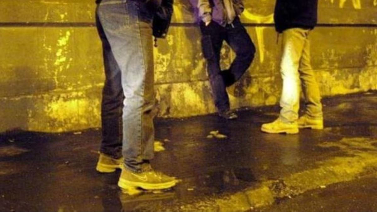 Orrore in Italia, banda di giovanissimi tortura per mesi un anziano in casa sua Orrore in Italia, banda di giovanissimi tortura per mesi un anziano in casa sua