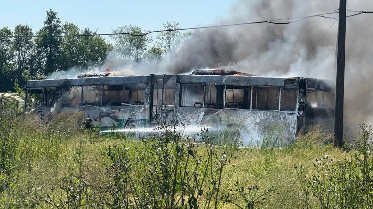 Terrore in Italia, l’autobus avvolto dalle fiamme: a bordo oltre 30 ragazzi Terrore in Italia, l’autobus avvolto dalle fiamme: a bordo oltre 30 ragazzi