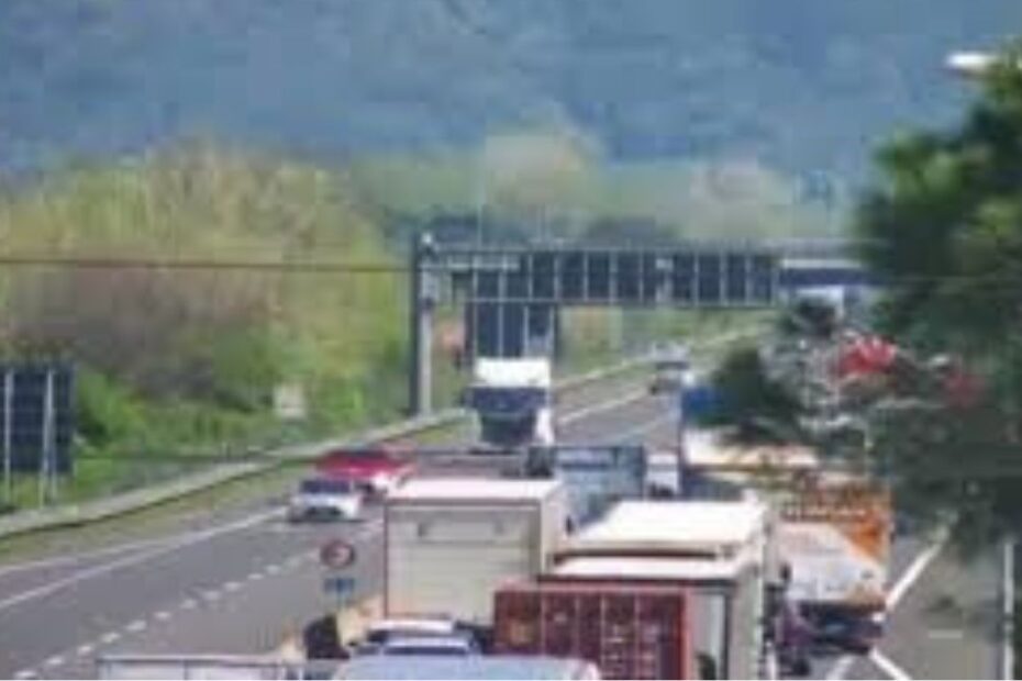 incidente autostrada A11 feriti