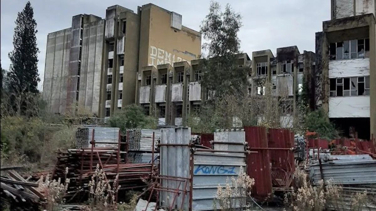 Roma precipita palazzo muore