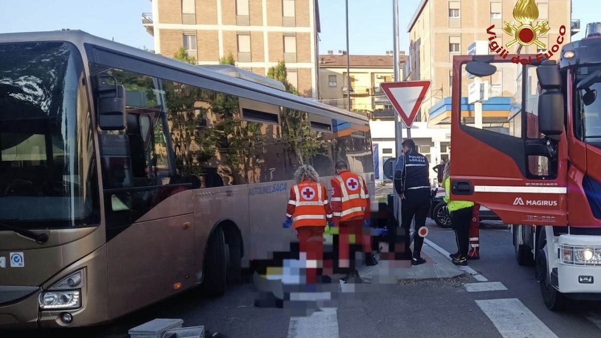muore travolto autobus suo