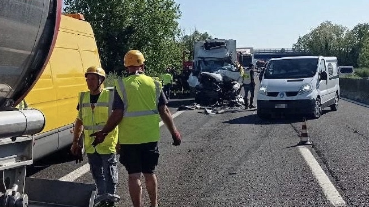 Schianto micidiale tra due camion, schiacciato così: la morte atroce