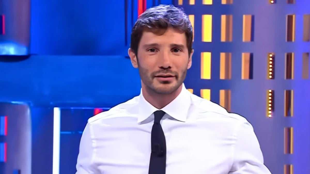 “48 ore bollenti”. Stefano De Martino beccato con la sua ex storica: “È tornato l’amore”