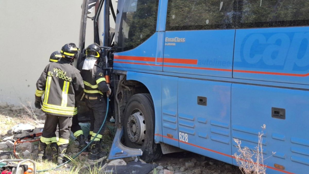 Autobus finisce contro una villa, grandissima paura Autobus finisce contro una villa, grandissima paura