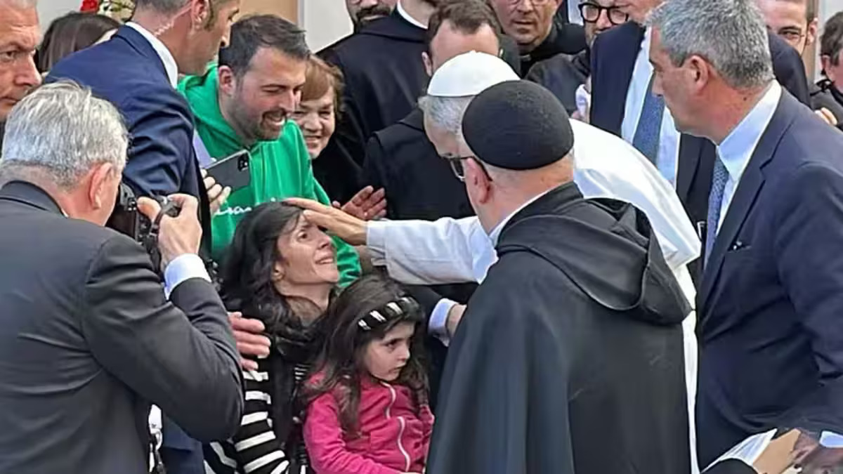 papa leone xiv la visita a sorpresa tra la gente da Thesocialpost.it papa leone xiv la visita a sorpresa tra la gente