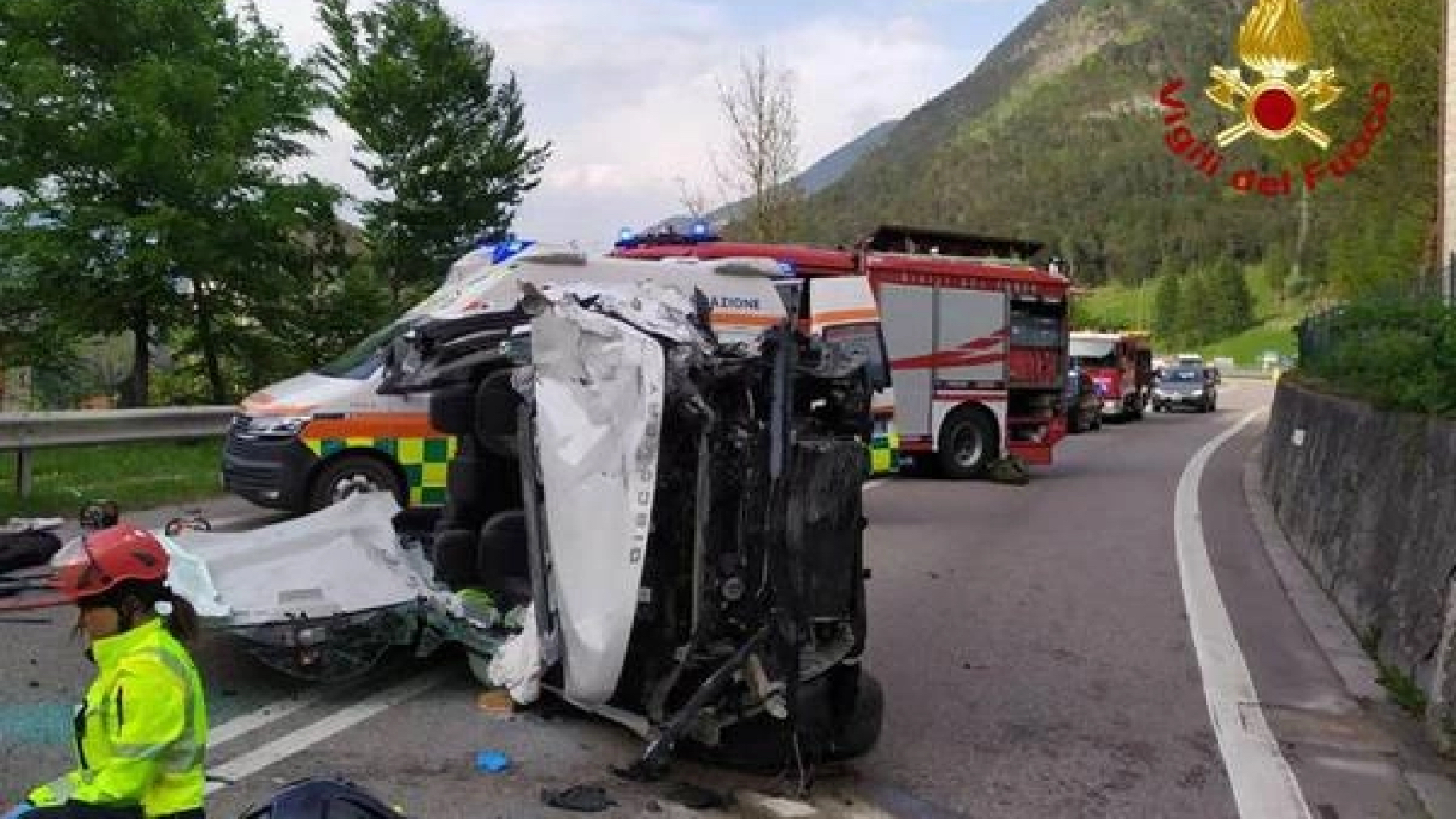 Schianto tremendo tra moto e tre auto: è tragedia. Tutto bloccato Schianto tremendo tra moto e tre auto: è tragedia. Tutto bloccato