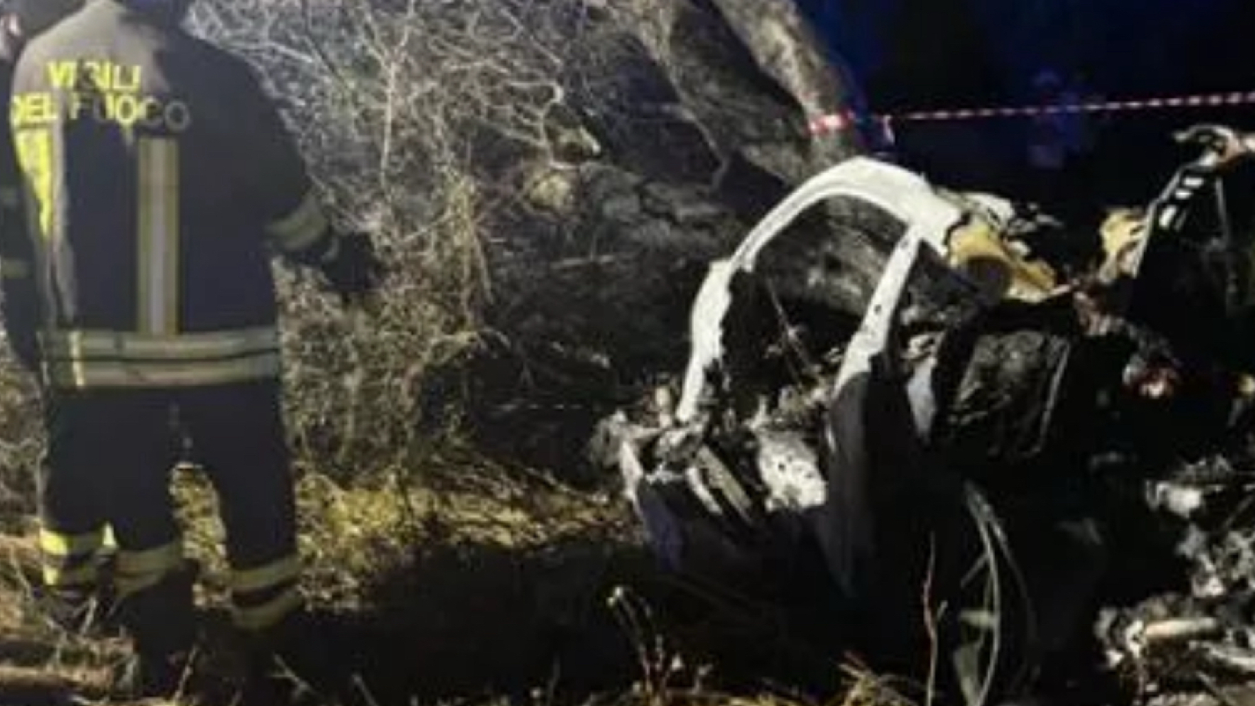 Italia, Porsche si ribalta e prende fuoco: è strage di giovanissimi Italia, Porsche si ribalta e prende fuoco: è strage di giovanissimi