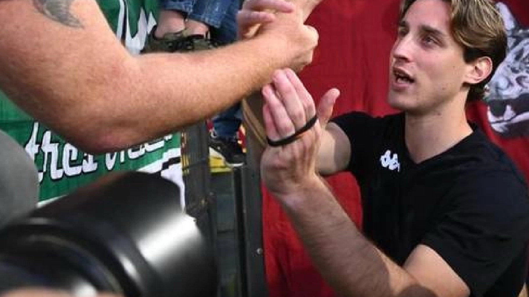 Curva Sud da Thesocialpost.it la curva sud si alza per bove lacrime all olimpico per il ragazzo che non ha dimenticato casa