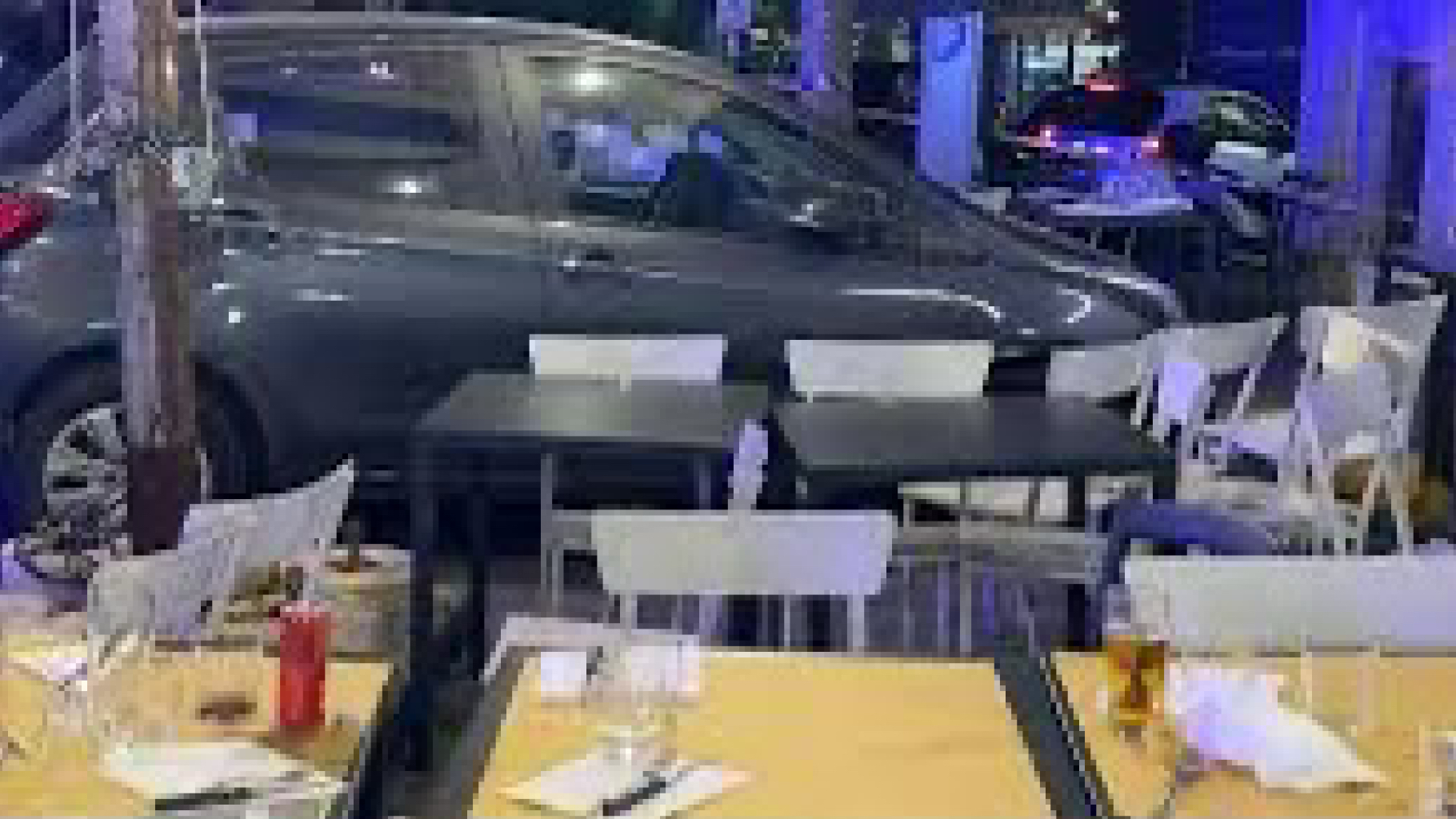 Italia, auto travolge i tavoli di un ristorante: terrore sul marciapiede Italia, auto travolge i tavoli di un ristorante: terrore sul marciapiede