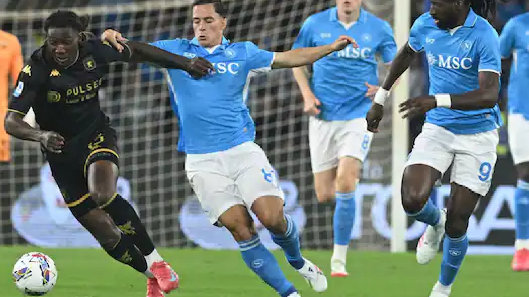 Napoli, beffa nel finale: Vasquez gela il Maradona, è solo 2 2 con il Genoa Napoli, beffa nel finale: Vasquez gela il Maradona, è solo 2 2 con il Genoa