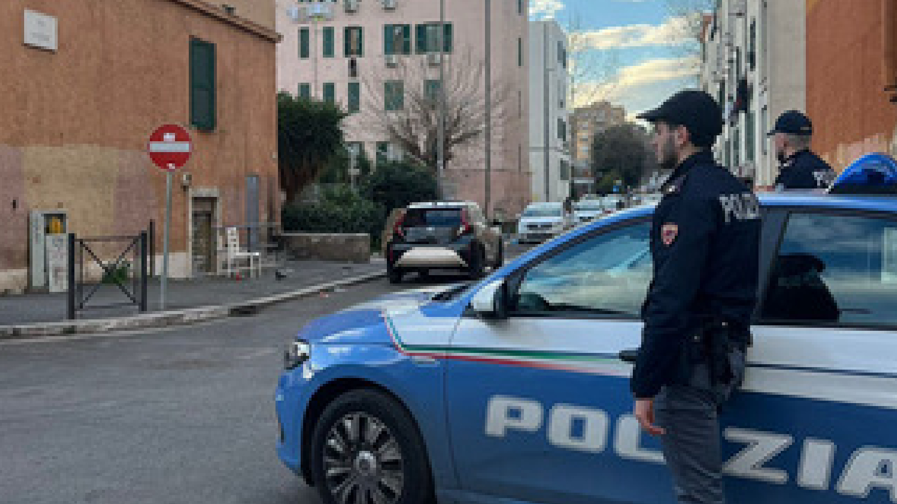 Partorisce e getta il neonato nel water: il corpicino trovato in un tombino. “Non mi ero accorta”